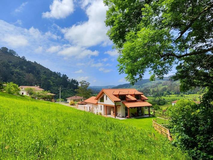 Casa rural para 4 personas, con jardín y jacuzzi en Nalón