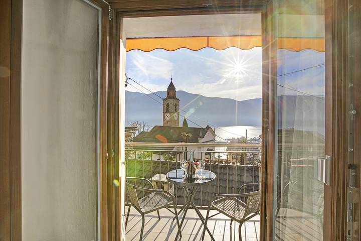 Ferienwohnung für 6 Personen, mit Seeblick und Balkon, kinderfreundlich am Lago Maggiore (Schweiz)