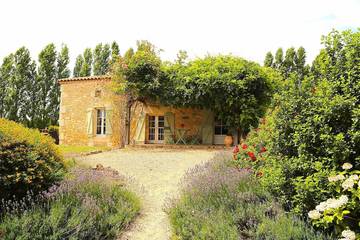 Gîte pour 2 personnes, avec terrasse ainsi que jardin et jacuzzi à Villamblard