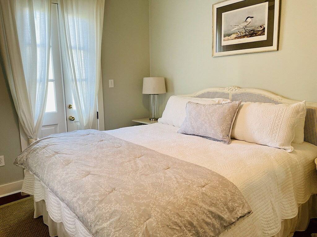 Acadian cottage 1 minute walk to beach, 5 minutes to Old Town Bsl! Best location in Bay St. Louis, Mississippi Gulf Coast