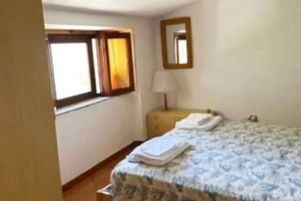 Villa Eddy sleeps 12 with magnificent pool 3 km from Castellabate in Perdifumo, Cilento Coast