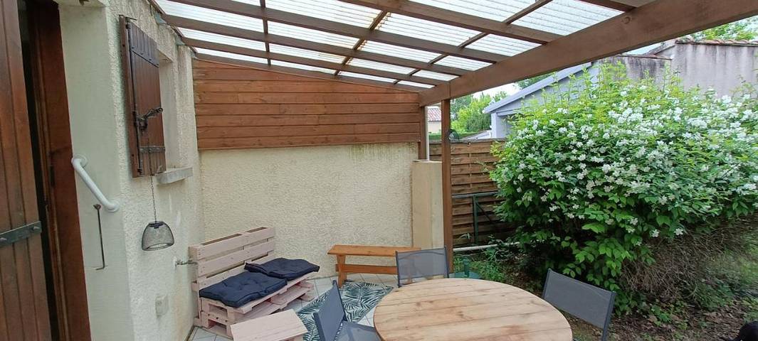 Location de vacances pour 4 personnes, avec piscine ainsi que terrasse et jardin à Pradons - 2
