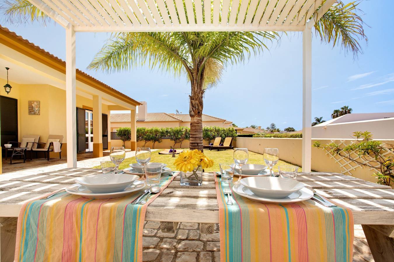 Villa 'Retiro Praia' com vista para a montanha, terraço privado e Wi-Fi in Porto Santo, Madeira