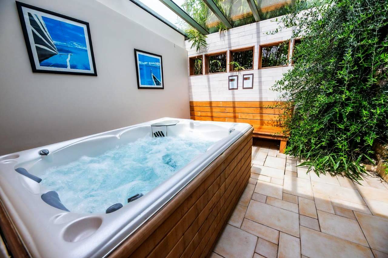 Two-Bedroom Waterside House with Access to Pool and Spa in Saint-Pierre-en-Auge, Lisieux und Umgebung