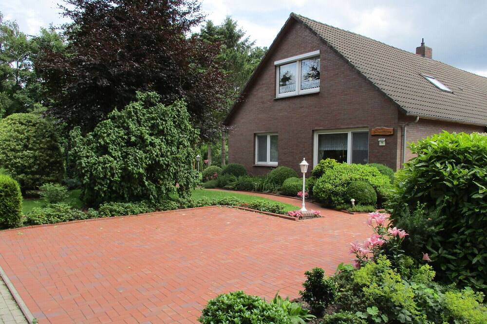 Vacation Apartment Uplengen mit Terrasse und ländlicher Umgebung