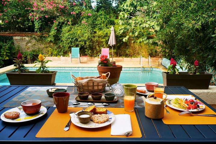 Chambre d’hôte pour 2 personnes, avec terrasse et piscine ainsi que vue et jardin