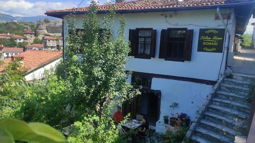 Alojamiento y desayuno para 3 personas, con vistas además de terraza y jardín - 1