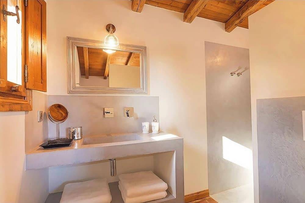 Secluded, contemporary sheepfold for 2, nestled on a hillside with swimming pool. in Figari, Sartène e dintorni