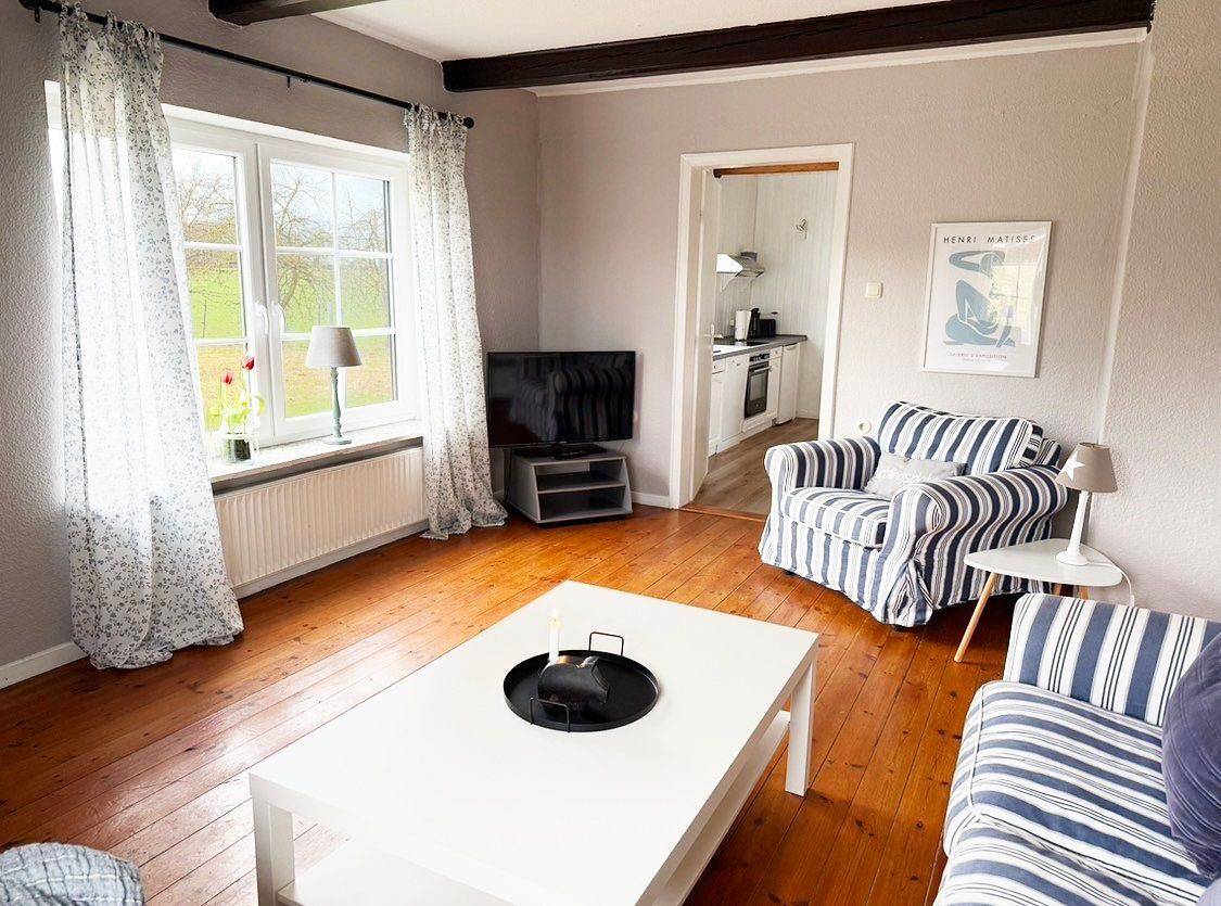 Der Landsitz bietet auf 100 m² Platz für bis zu 4 Personen in 3 Zimmern und 2 Schlafzimmern. Im Parterre erwartet Sie ein gemütliches Wohnzimmer mit Tv (Satellit) sowie Wlan und Internet. Die geschlossene Küche ist u. a. mit Ceranherd, Backofen, Spülmaschine und Nespresso ausgestattet. Eine Terrasse, Garten, Grillplatz mit Kohlegrill, Sandkasten und Spielmöglichkeiten machen den Aufenthalt komplett. Privatparkplatz mit Carport (2 Plätze, kostenlos), Haustiere bis max. 2 erlaubt, Nichtraucher. in Kappeln, Kappeln & Umgebung