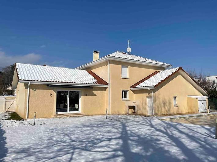 Location de vacances pour 4 personnes, avec jardin ainsi que piscine et vue à Saint-Genis-Pouilly