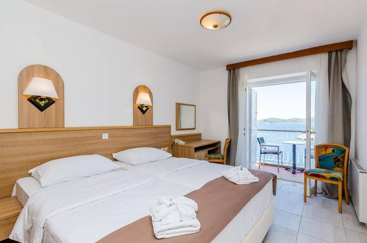 Hôtel pour 3 personnes, avec Balcon et Terrasse ainsi que Jardin et Piscine