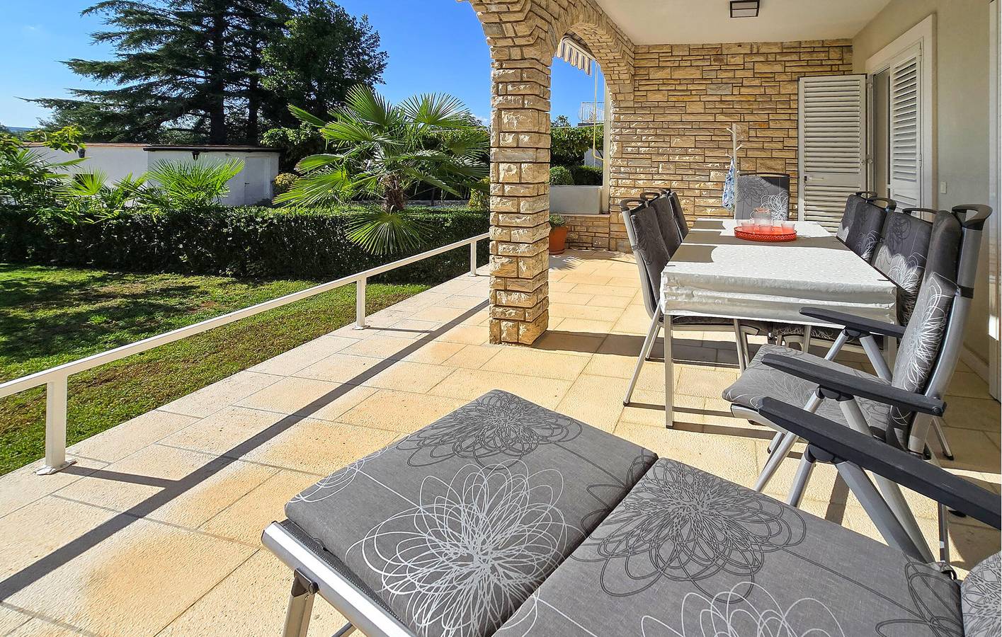 Ganze Ferienwohnung, Gemütliche 2-Zimmer-Wohnung mit Terrasse, WLAN und 1,5 km zum Strand in Biograd na Moru, Zadar