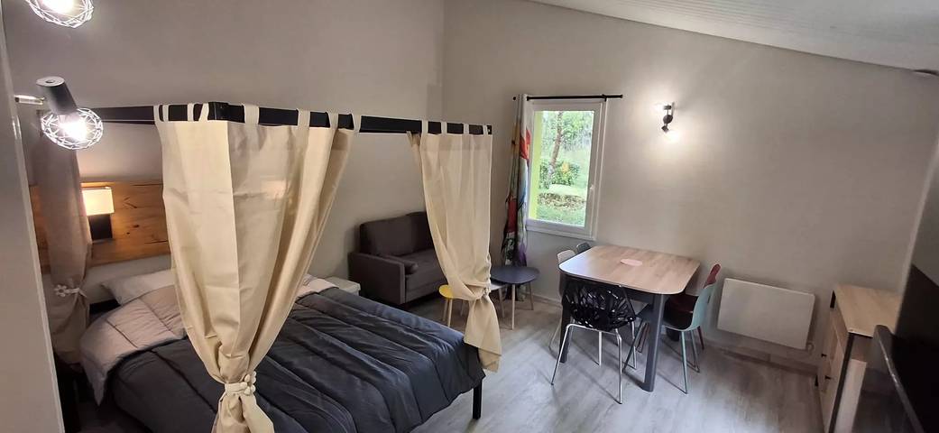 Location de vacances pour 5 personnes, avec Terrasse ainsi que Piscine et Vue à Mareuil-sur-Lay-Dissais - 3