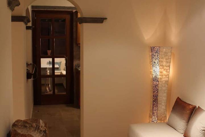 Independent villa near red volcano. South-facing, nice garden, heated pool 29 °C in Montaña Roja, Yaiza