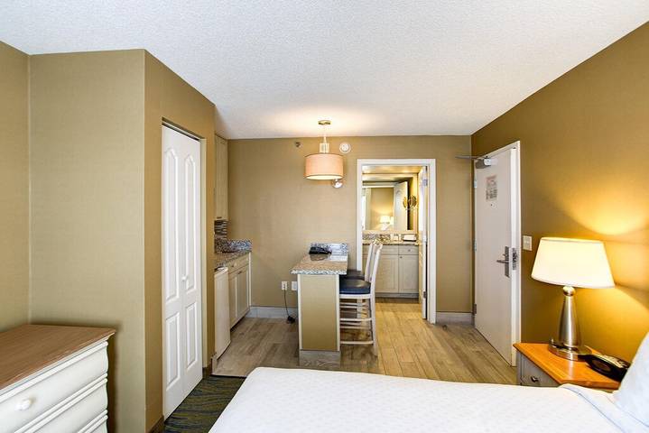 Hotel for 4 people in Virginia Beach