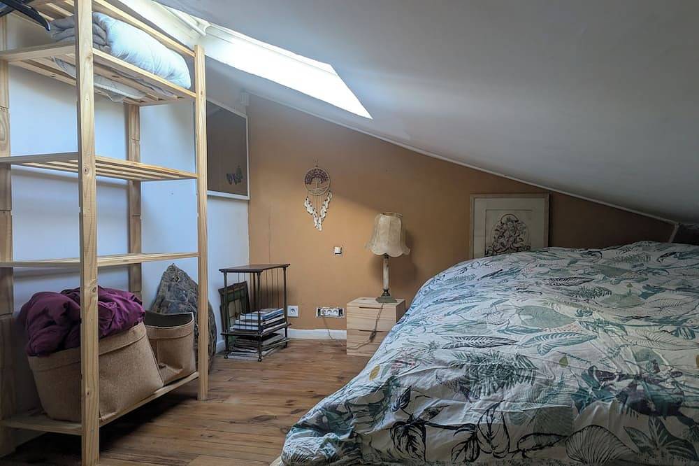 Appartement entier, Appartement cosy Paris-Les Lilas dans un quartier convivial avec métro et tram in Bagnolet, Seine-Saint-Denis