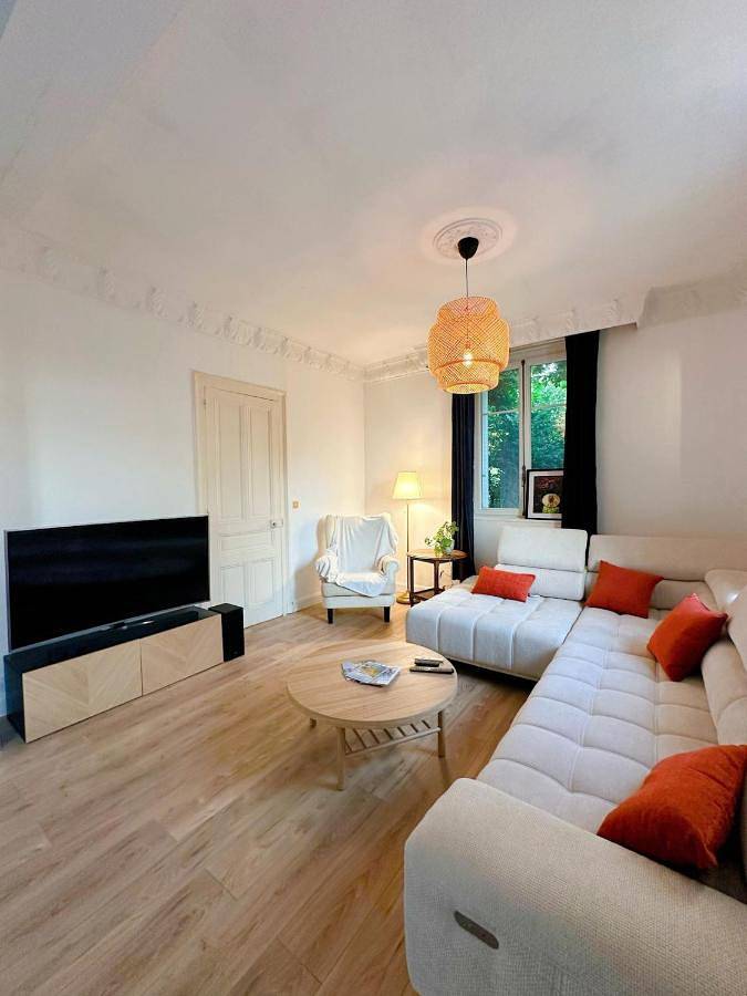 Location de vacances pour 11 personnes, avec terrasse et piscine dans Saint-Sorlin-de-Morestel