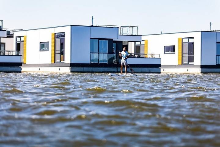 Hausboot für 6 Personen, mit Terrasse und Seeblick in Ribnitz-Damgarten