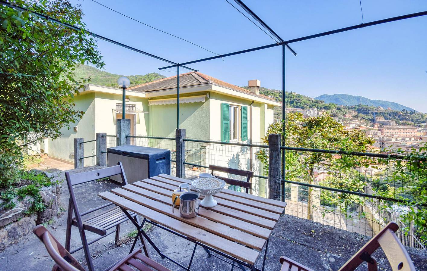 Ganze Ferienwohnung, Gemütliches Strandapartment mit Terrasse und Parkplatz in Recco, Riviera di Levante