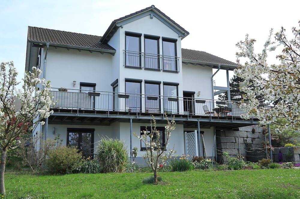 Ganze Wohnung, Ferienwohnung 'Rheingeschaut' mit Privatterrasse, Gemeinschaftsgarten und Wi-Fi in Bad Bellingen, Südschwarzwald