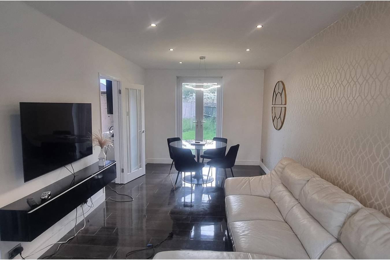 3Bed House Sleeps 5 - Parking, Garden, Wifi in Slough, Berkshire