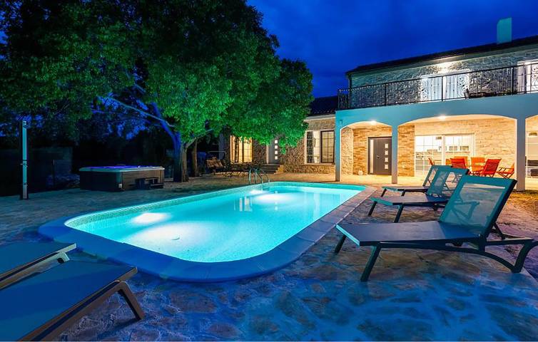 Ferienhaus für 8 Personen, mit Garten und Whirlpool sowie Pool und Terrasse, mit Haustier