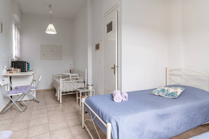 Ganze Wohnung, Apartment 'Stenies Little Nook' mit Bergblick, Wlan und Klimaanlage in Andros