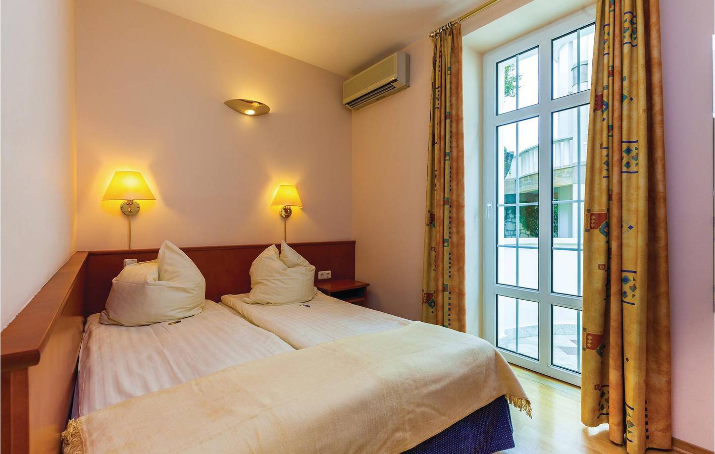 Geheel vakantieappartement, Gezellig appartement aan zee met terras en parkeerplaats, op 2,5 km van het strand in Crikvenica, Primorje-Gorski Kotar