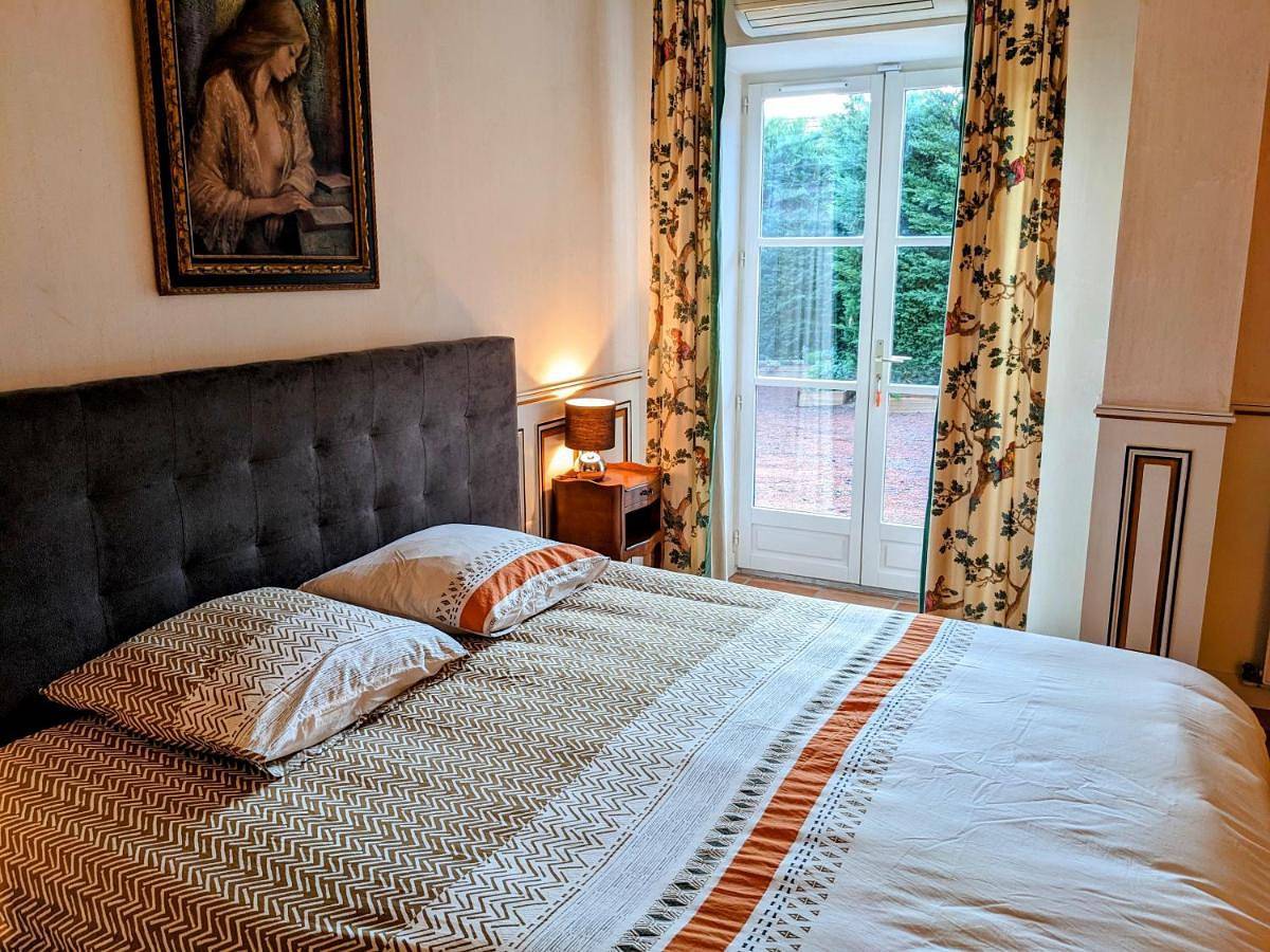 Appartement de vacances entier, Double Room with Private Bathroom in Salles-Arbuissonnas-en-Beaujolais, Beaujolais