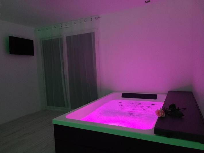 Chambre d’hôte pour 2 personnes, avec Terrasse et Jacuzzi ainsi que Jardin et Sauna