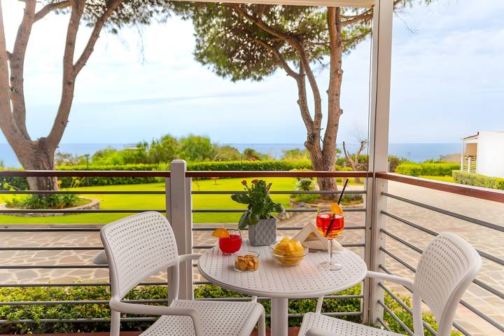 Bungalow per 4 persone, con vista oceano e terrazza, adatto a famiglie con bambini a Marina di Camerota