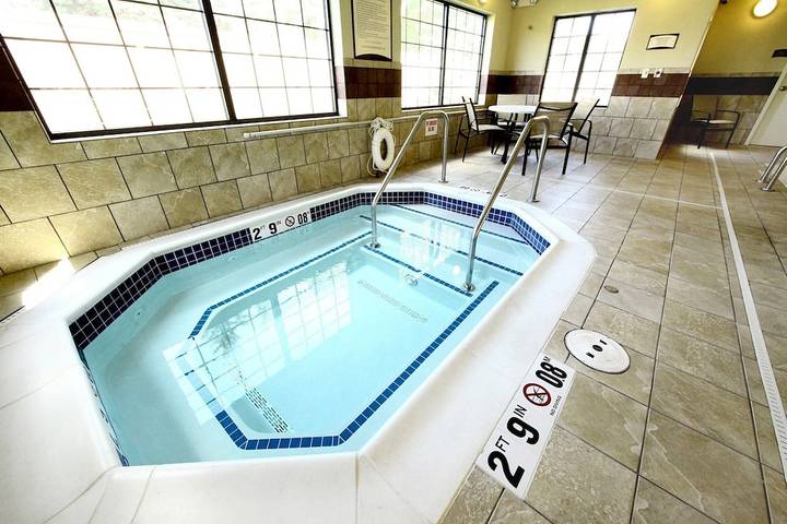 Vacation rental for 4 people, with pool and hot tub in North Dakota
