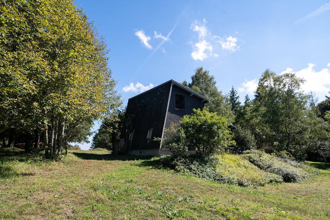 Chalet vue sur le Gour de Tazenat in Charbonnières-les-Vieilles, Parc naturel régional des Volcans d'Auvergne