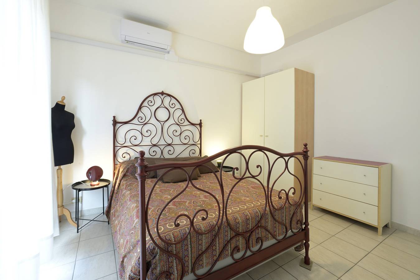 Apartamento entero, Apartamento "Casa Rosso Melograno" cerca del mar con balcones y Wi-Fi in Alassio, Riviera di Ponente