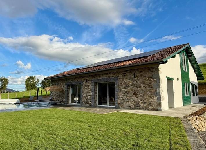 Location de vacances pour 8 personnes, avec terrasse ainsi que piscine et jardin à Suhescun - 2