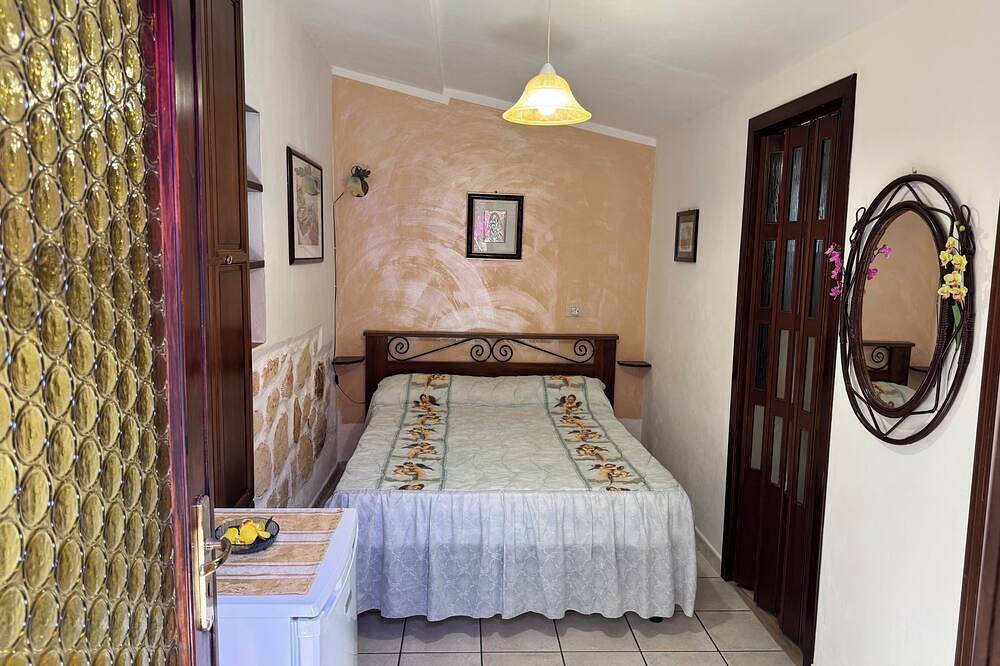 Double room with private bathroom in Santa Domenica, Vibo Valentia Province