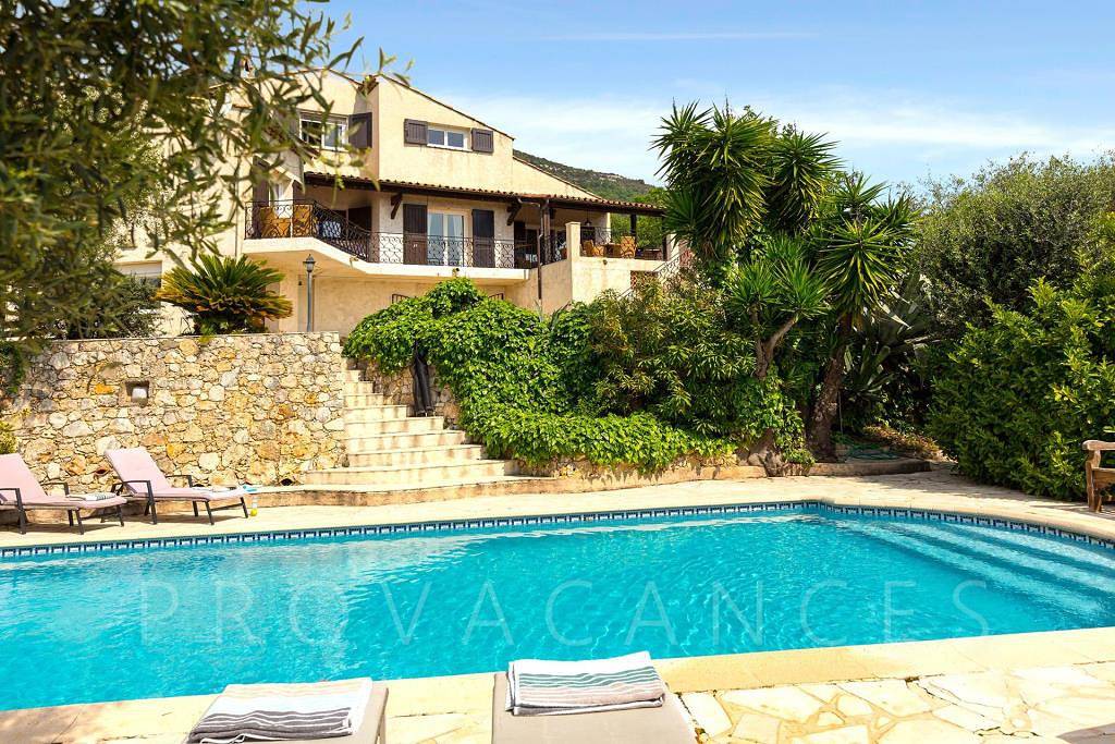 Ferienhaus mit Pool und schöner Aussicht in Gattières in Gattières, Cannes und Umgebung
