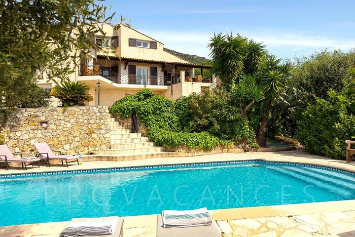 Location de vacances pour 11 personnes, avec Balcon/Terrasse ainsi que Jardin et Piscine à Gattières