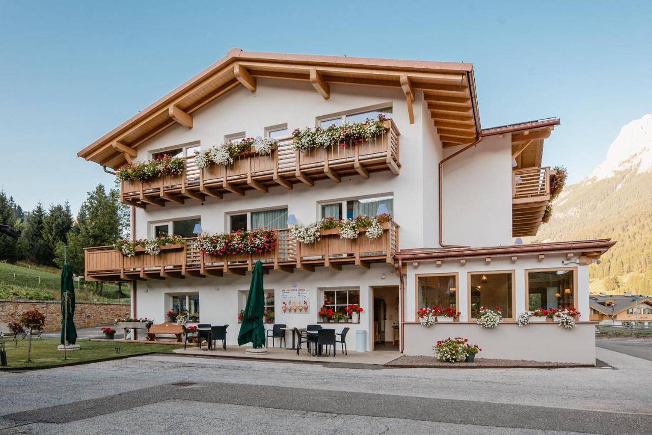 Garnì Aurora Bed and Breakfast in Soraga, Dolomiti Superski