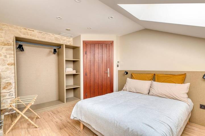 Location de vacances pour 2 personnes, avec vue ainsi que piscine et jardin dans Rhône - 3