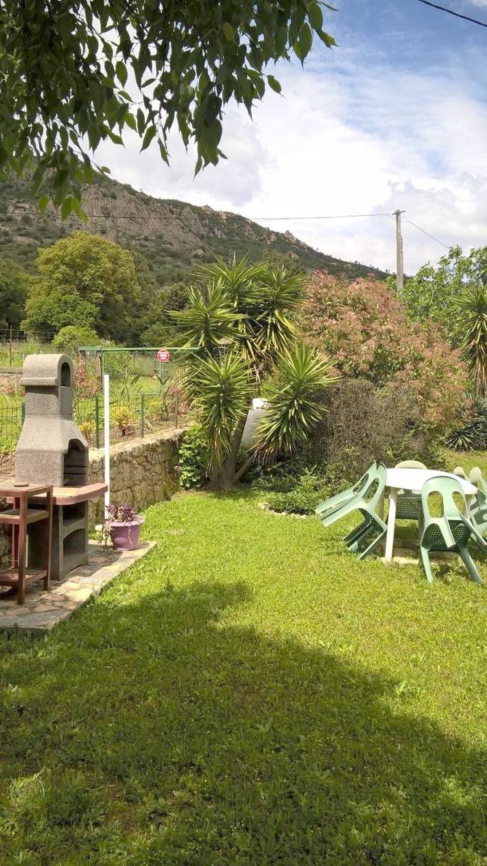 Ferienwohnung für 8 Personen, mit Balkon und Terrasse sowie Garten und Ausblick in Afa