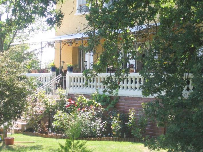 Location de vacances pour 3 personnes, avec Terrasse et Jardin ainsi que Piscine et Vue à Réalville
