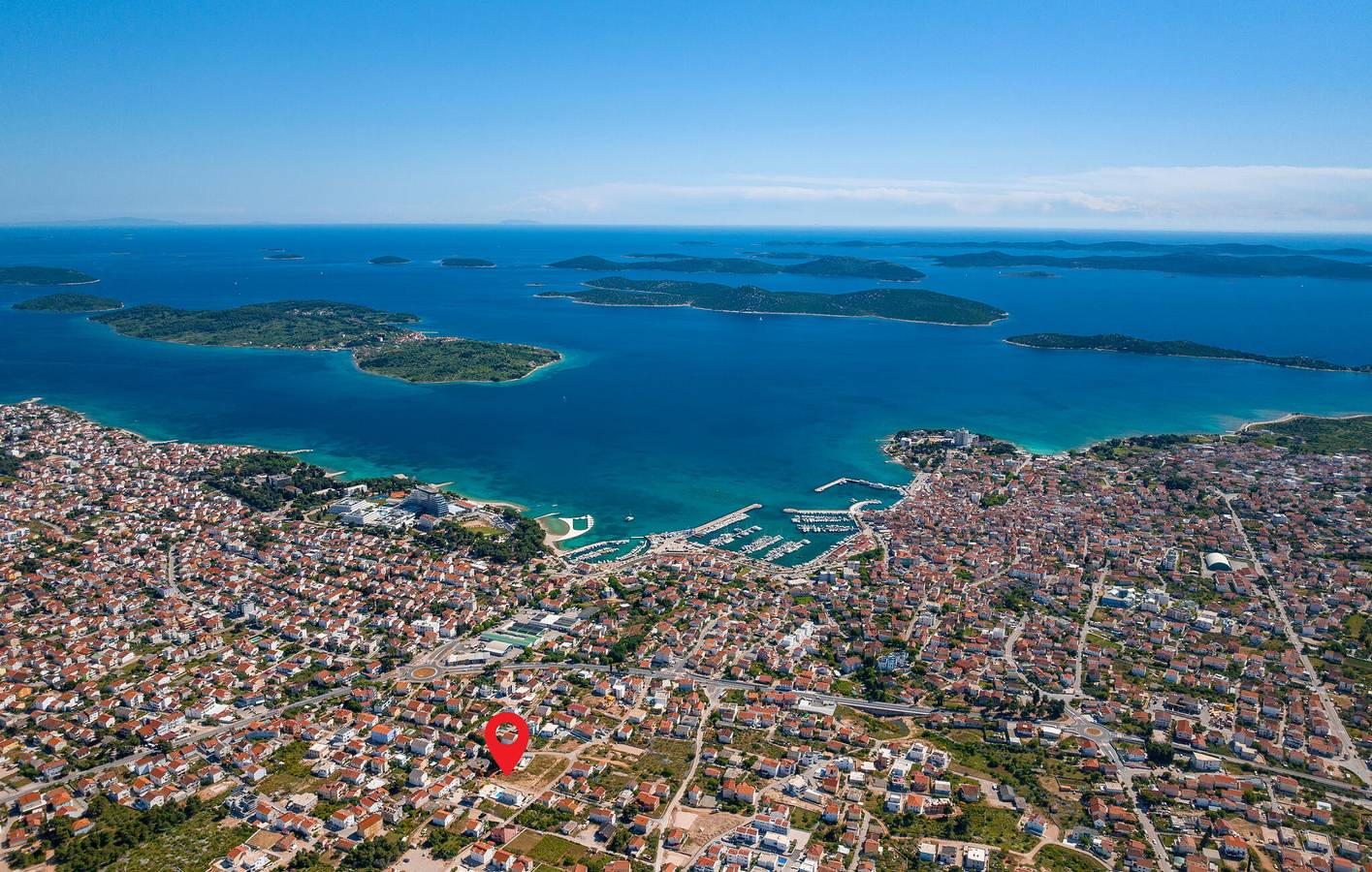 Reizendes Apartment mit Meerblick, Pool, Terrasse und WLAN – 1 km vom Strand entfernt in Vodice, Šibenik-Knin