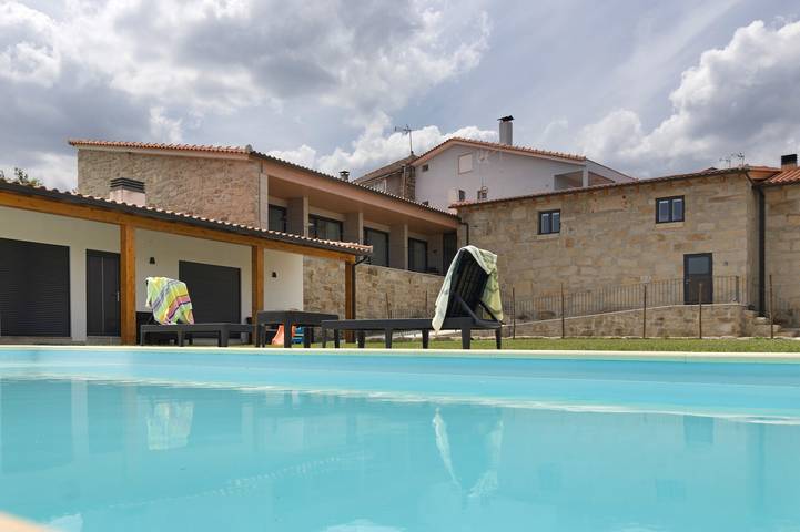 Gîte pour 2 personnes, avec Balcon ainsi que Jardin et Bassin pour enfant à Valpaços