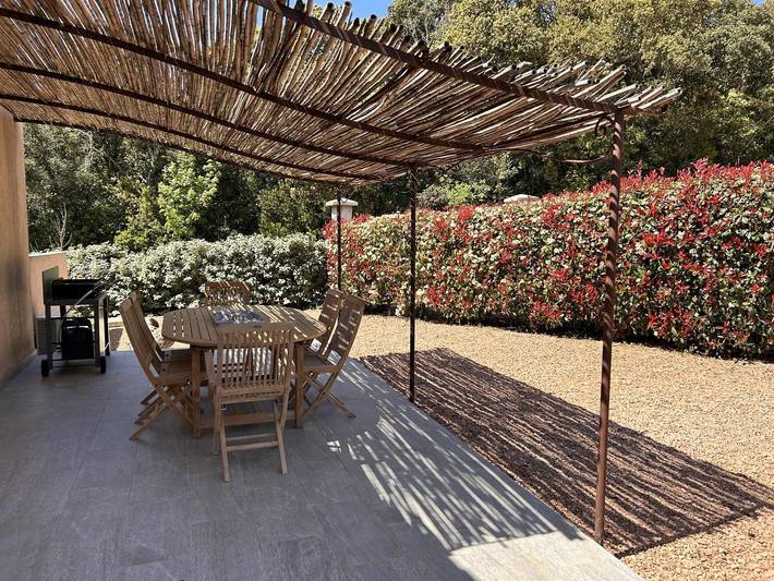 Gîte pour 4 personnes, avec Terrasse ainsi que Jardin et Vue à Porto-Vecchio