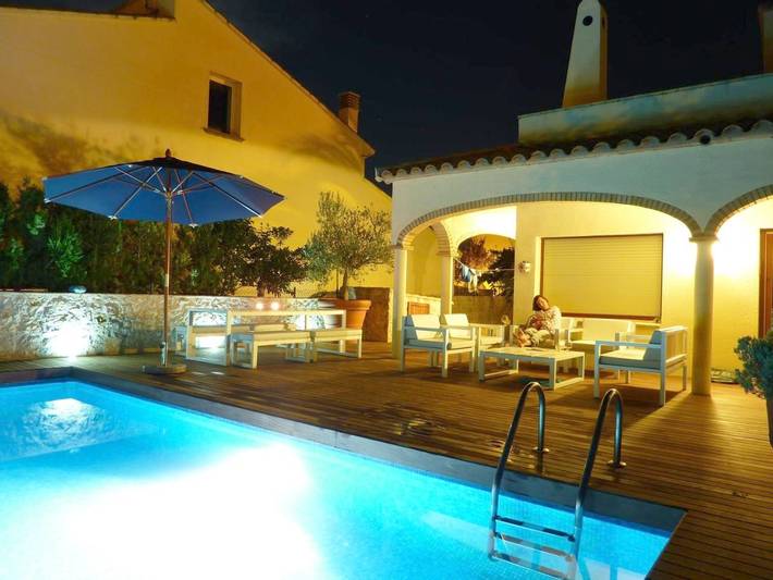 Vakantiehuis voor 8 personen, with Balkon and Terras as well as Tuin and Zwembad in Sant Pere Pescador