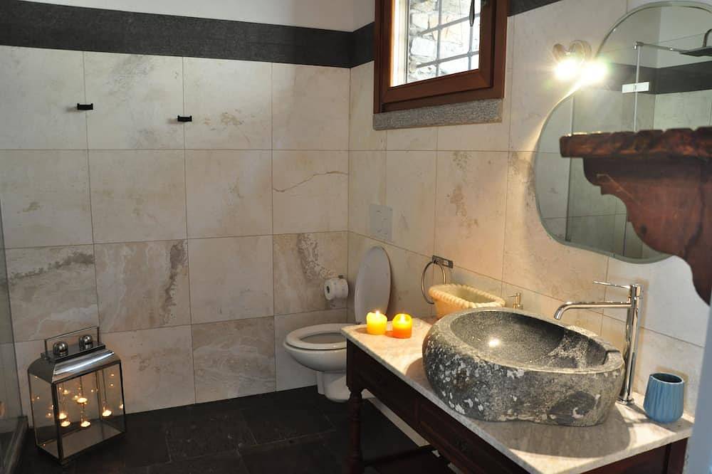 Entire apartment, Finca Cascina Borchina Sole country estate, relaxation, dream lake view, nature, organic in Maccagno con Pino e Veddasca, Lago Maggiore (Lombardy)