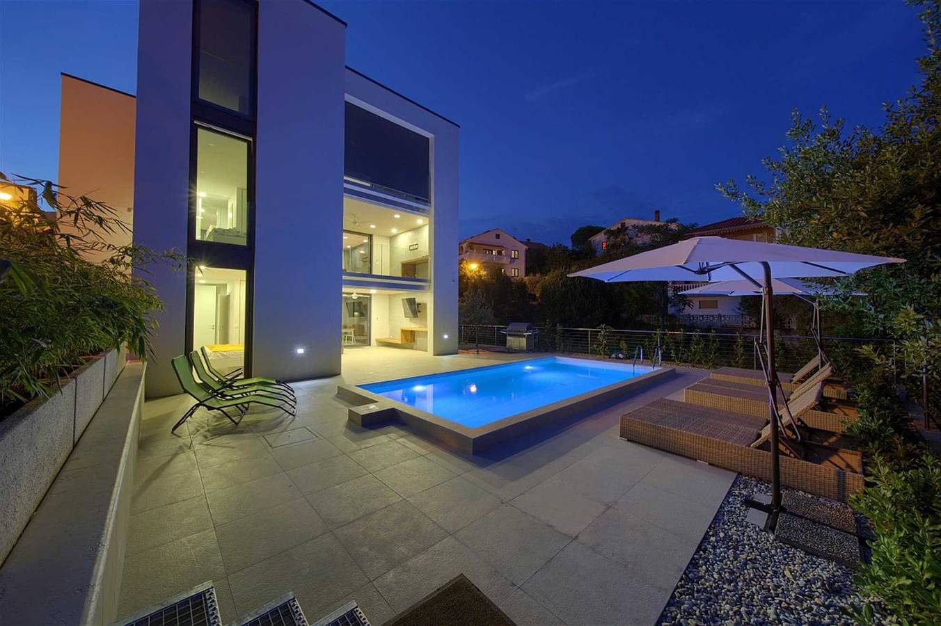 Ganze Wohnung, Villa Celeia - Luxuriöse Erdgeschoss Ferienwohnungen mit beheiztem Pool im Stadtzentrum von Krk in Krk Stadt, Krk