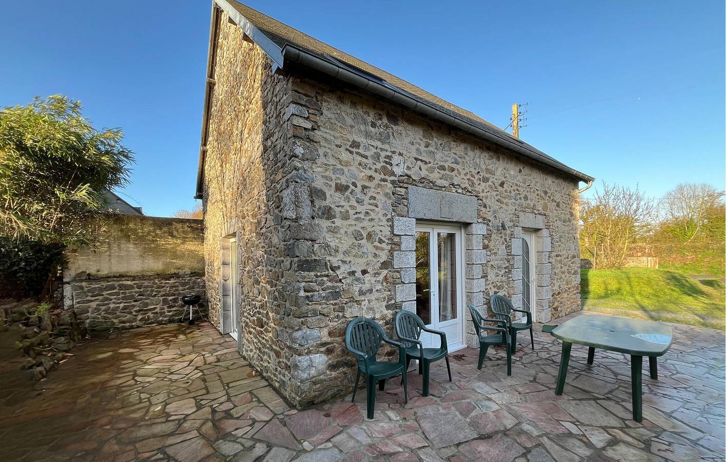 Appartement confortable avec jardin et parking près du littoral et du centre-ville in Heugueville-sur-Sienne, Région de Coutances