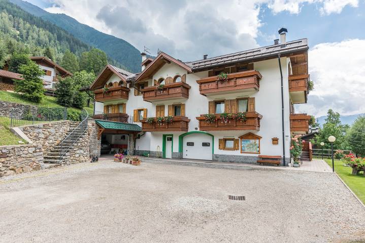 Entire apartment, Holiday Apartment "Bamby - Vioz" with Balcony, Garden & Mountain View in Celledizzo, Peio